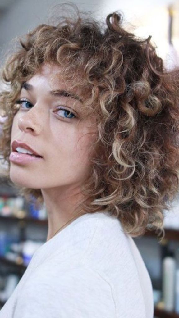 wavy hairstyles for women over 40