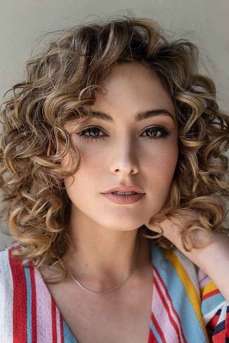 wavy hairstyles for women over 40
