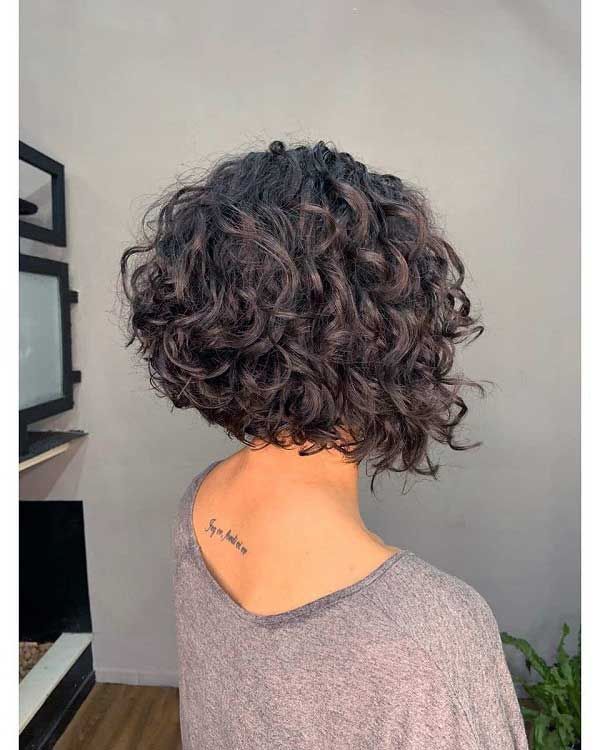 wavy hairstyles for women over 40