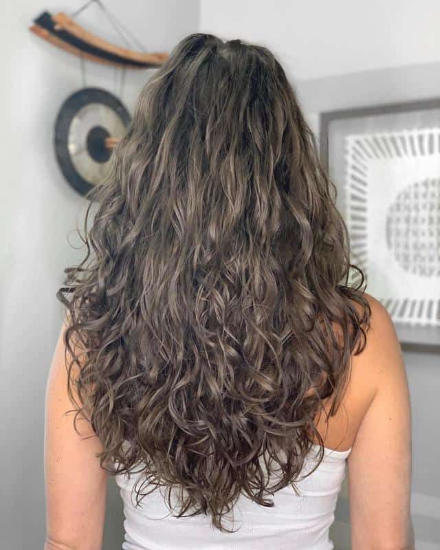 wavy hairstyles for women over 40