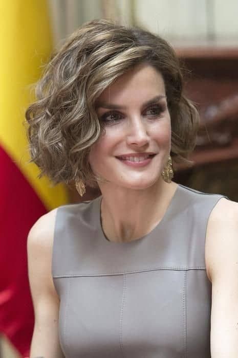 wavy hairstyles for women over 40