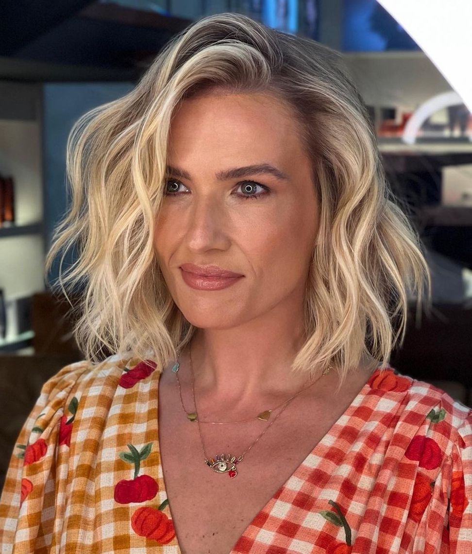 wavy hairstyles for women over 40