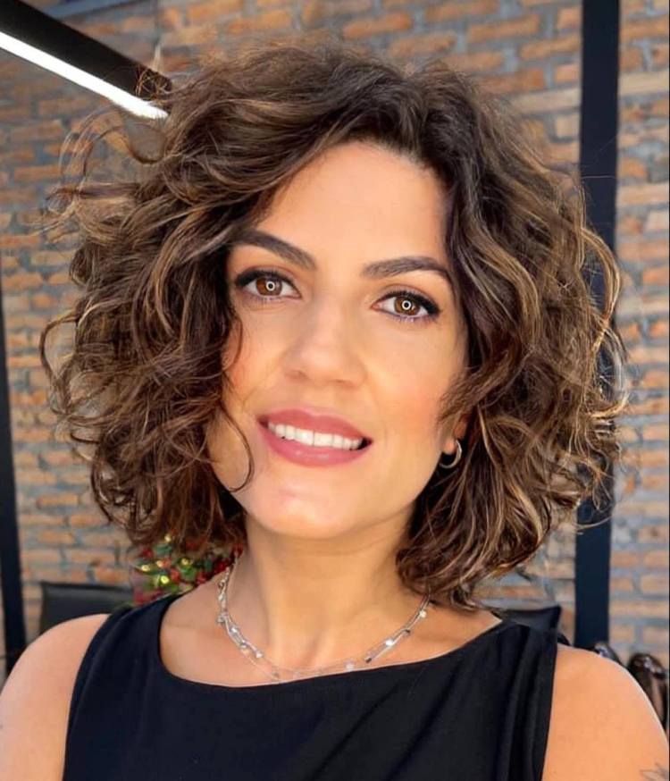 wavy hairstyles for women over 40